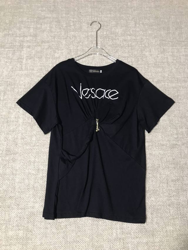 versace 范思哲 女士新品别针饰扭结字母印花短袖抓褶T恤上衣Smlxl