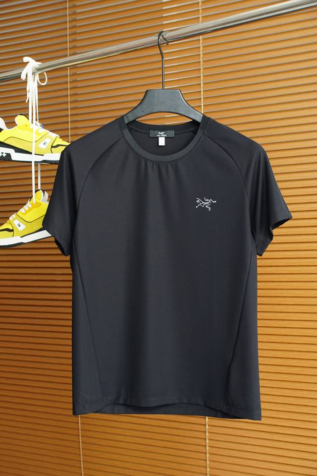 始祖鸟-2025春夏系列新品 男士圆领短袖奢华品牌字母Logo标识标注上身就能体会这款设计带来的年轻与时尚感！整体时尚而有潮流，采用顶级欧洲双面丝光棉面料 柔软