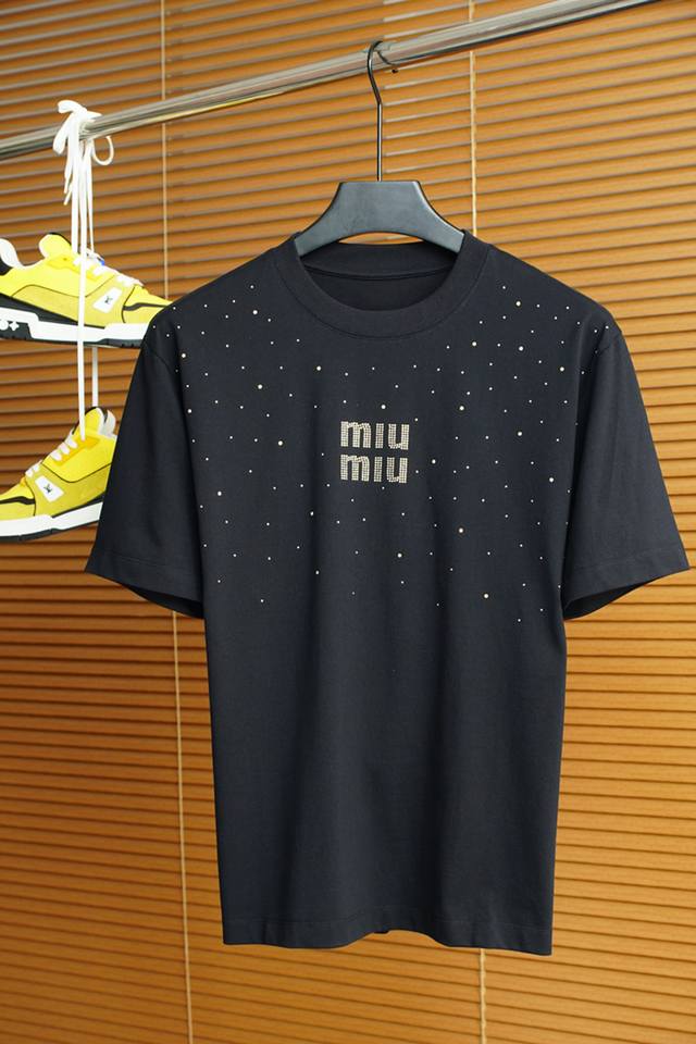 miumiu-2025春夏系列新品 男士圆领短袖奢华品牌字母Logo标识标注上身就能体会这款设计带来的年轻与时尚感！整体时尚而有潮流，采用顶级欧洲双面丝光棉面料