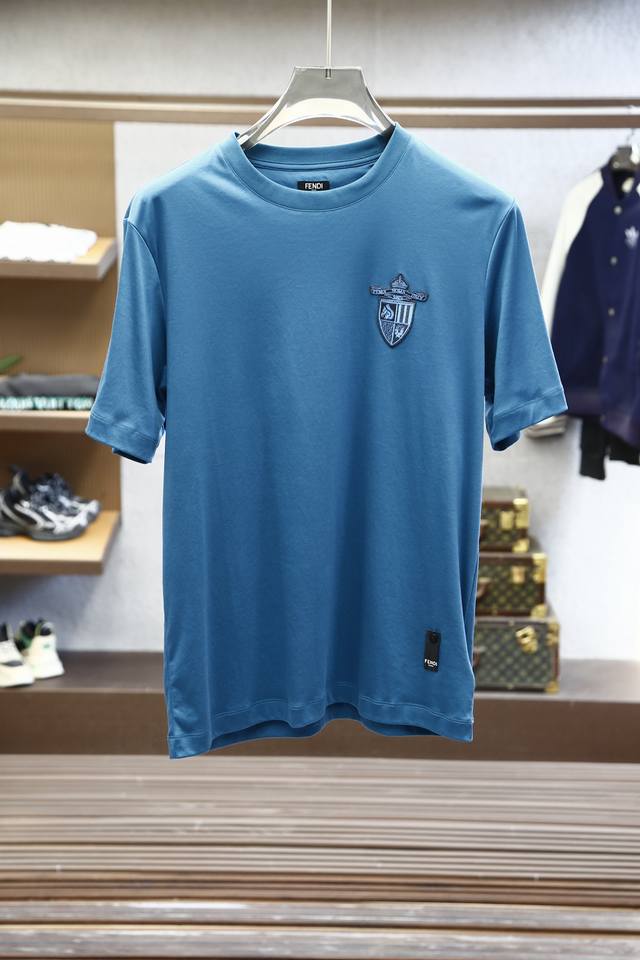 2025Ss系列新品 芬迪 Fe*Di.男士短袖时尚经典圆领设计！奢华品牌字母Logo搭配！高级定制百搭款式 任何人都可以轻松驾驭 采用高档顶级双丝光棉面料！非
