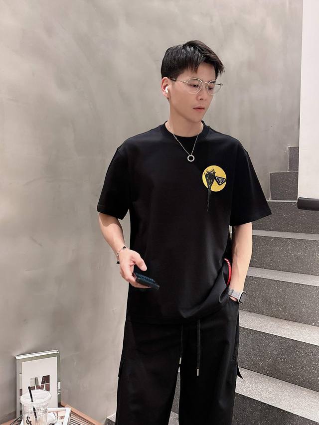 普拉达 2025春夏新款首发专柜最新款短袖圆领T恤 高端订制 设计前卫时尚！品牌Logo重工艺设计 高端定制丝光云朵棉面料.手感柔软.穿着舒适.专柜级别精致车线