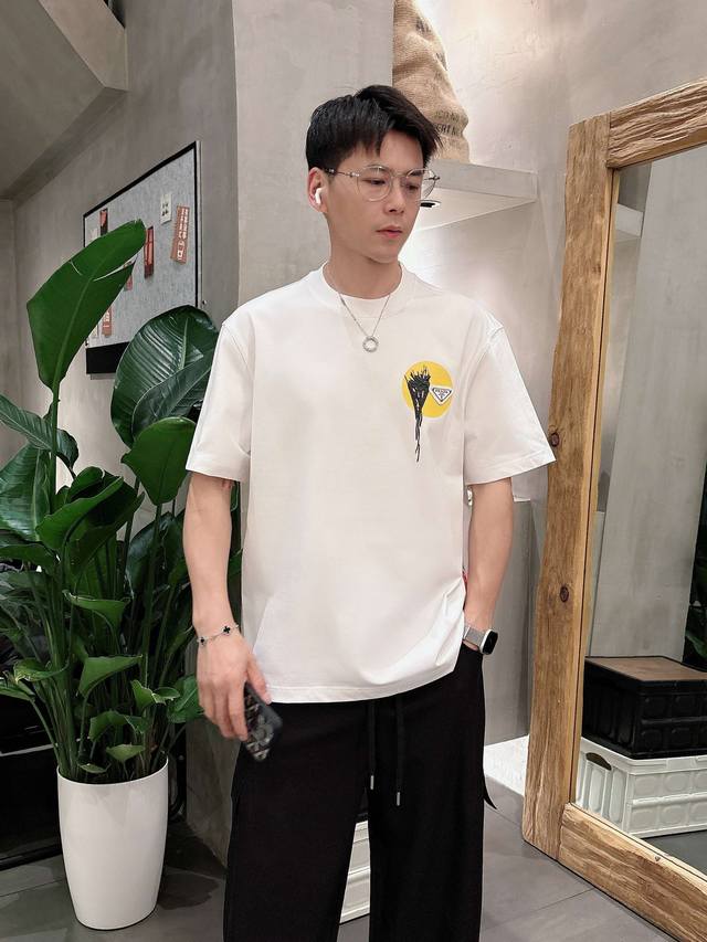 普拉达 2025春夏新款首发专柜最新款短袖圆领T恤 高端订制 设计前卫时尚！品牌Logo重工艺设计 高端定制丝光云朵棉面料.手感柔软.穿着舒适.专柜级别精致车线