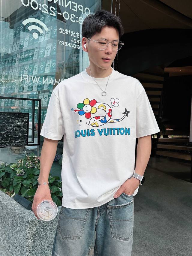 lv 2025春夏新款首发专柜最新款短袖圆领T恤 高端订制 设计前卫时尚！品牌Logo重工艺设计 高端定制丝光云朵棉面料.手感柔软.穿着舒适.专柜级别精致车线.