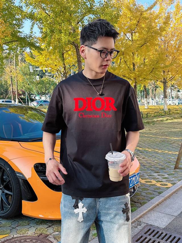 迪奥 2025春夏新款首发专柜最新款短袖圆领T恤 高端订制 设计前卫时尚！品牌Logo重工艺设计 高端定制丝光云朵棉面料.手感柔软.穿着舒适.专柜级别精致车线.
