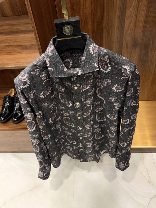 寓意富贵吉祥腰果花图案复古亚麻环保数码印花温莎领设计休闲时尚长袖衬衫 复古腰果花衬衫：诠释男士的优雅与品位 经典永不过时，时尚轮回流转。这款男士长袖衬衫，将复古