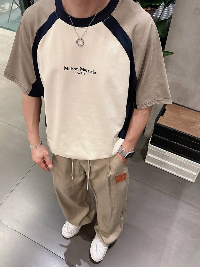 马吉拉春夏新款短袖T恤，定制面料，重工撞色拼接设计，超级好看，简洁百搭！上身极致舒适！男女同款！ 码数：S-Xxl 阔版