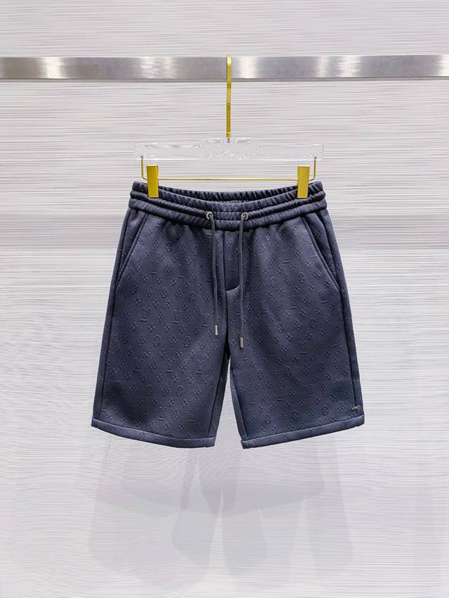 lv 25Ss夏季新款休闲短裤！渠道稀出，超级火爆同步时尚单品，擅长在遵循实穿性的基础上，新季最时髦的中裤短裤！ 客供100%棉面料质感精制而成，舒适透气的面料