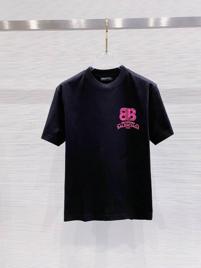 巴黎世家 2025早春新款男女同款短袖T恤，！定制专属纯棉面料，定制原版工艺螺纹，胸前重工字母Logo工艺设计！简约大方，从容百搭，档次极高，完美融入时尚还有风
