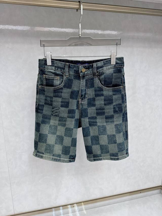 lv 25S新款潮男时尚休闲牛仔短裤，高端欧版原单，潮流时尚休闲 透气舒适度高，细节无可挑剔，品牌元素设计理念，体现高品质。呈现休闲裁剪，上身版型超赞！ 码数：