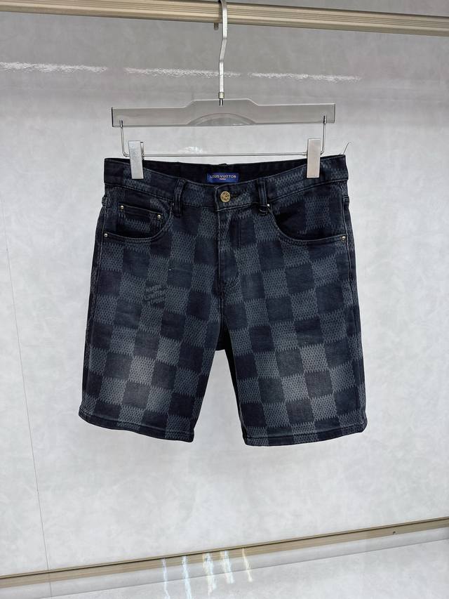 lv 25S新款潮男时尚休闲牛仔短裤，高端欧版原单，潮流时尚休闲 透气舒适度高，细节无可挑剔，品牌元素设计理念，体现高品质。呈现休闲裁剪，上身版型超赞！ 码数：