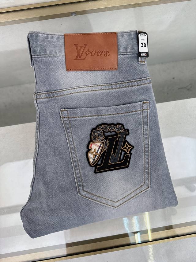 lv 2025夏新款上市，高品质爆款牛仔裤超级定制款，G网同款经典Logo，修身带弹力，上身舒适亲肤，版型超赞细节做工无可挑剔！简欧风格，轻奢高档，！码数：29