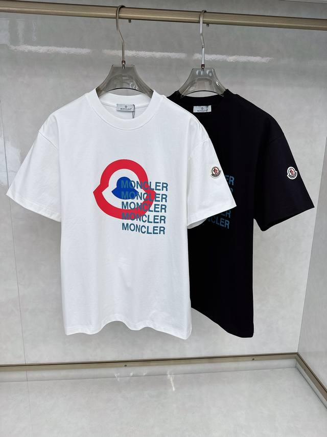 蒙口 2025春夏新款首发专柜最新款短袖圆领T恤 高端订制 设计前卫时尚！品牌Logo重工艺设计 高端定制丝光棉面料.手感柔软.穿着舒适.专柜级别精致车线.做工