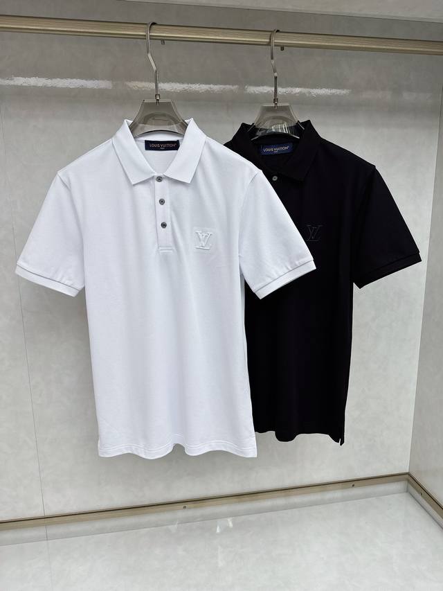 lv 2025春夏新款Polo领短袖系列。精选顶级丝光珠地棉面料，三标齐全！时尚大牌元素Logo工艺设计，上身版型超赞，面料细腻舒适透气，随意搭配都超级好看时尚