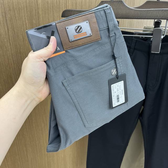 zz 2610Ss春夏新品，官网同步有售，男士高端商务休闲西裤，高端进口面料，带弹力，后面采用硅胶字母压胶，五搭配，即经典又时尚，合体裁缝，上身效果无约束感 ，