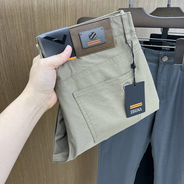 zz 2610Ss春夏新品，官网同步有售，男士高端商务休闲西裤，高端进口面料，带弹力，后面采用硅胶字母压胶，五搭配，即经典又时尚，合体裁缝，上身效果无约束感 ，