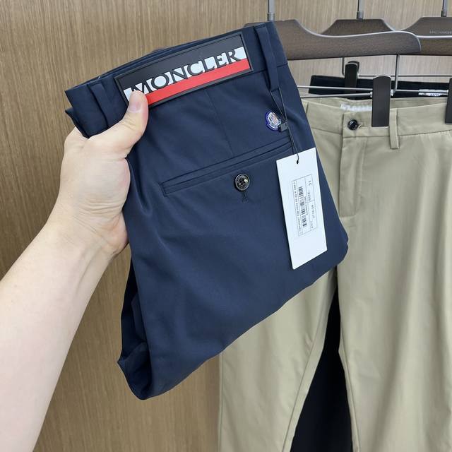 mon 2610Ss春夏新品，官网同步有售，男士高端商务休闲西裤，高端进口面料，带弹力，后面采用硅胶字母压胶，五搭配，即经典又时尚，合体裁缝，上身效果无约束感
