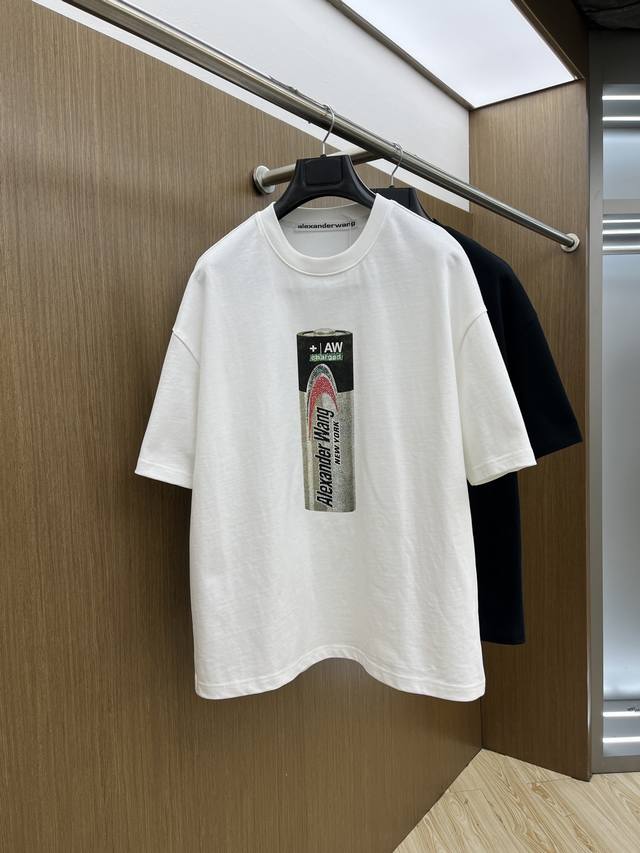 aw Ss夏装新品 专柜在售 最新系列图案Logo短袖T恤 必须人手一件的节奏！ 进口顶极精梳棉面料，极为亲肤舒适 摸上去非常的细腻，质感很好，完美体现立体感