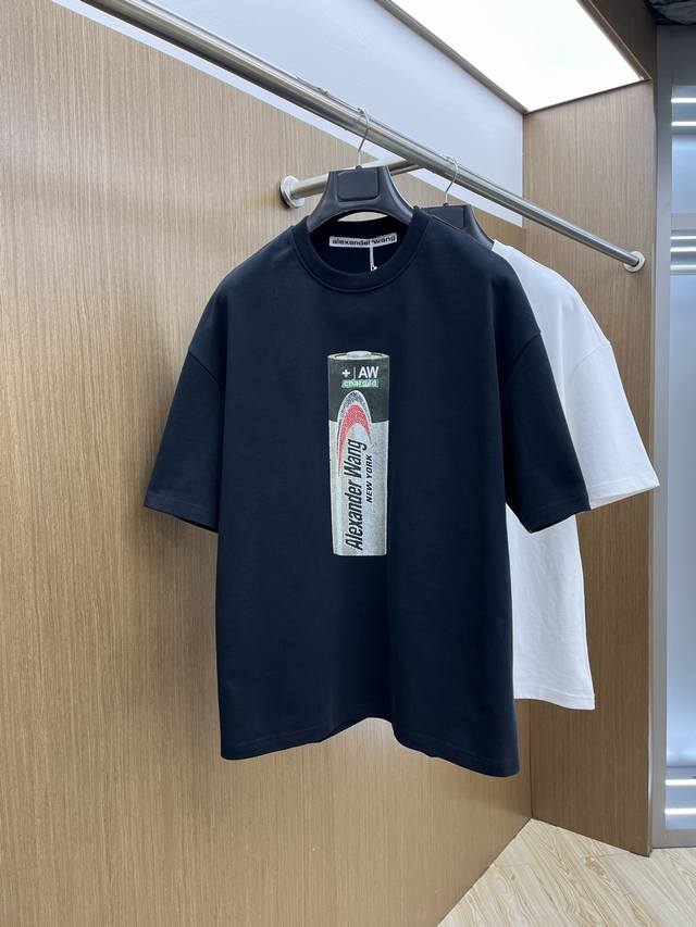 aw Ss夏装新品 专柜在售 最新系列图案Logo短袖T恤 必须人手一件的节奏！ 进口顶极精梳棉面料，极为亲肤舒适 摸上去非常的细腻，质感很好，完美体现立体感