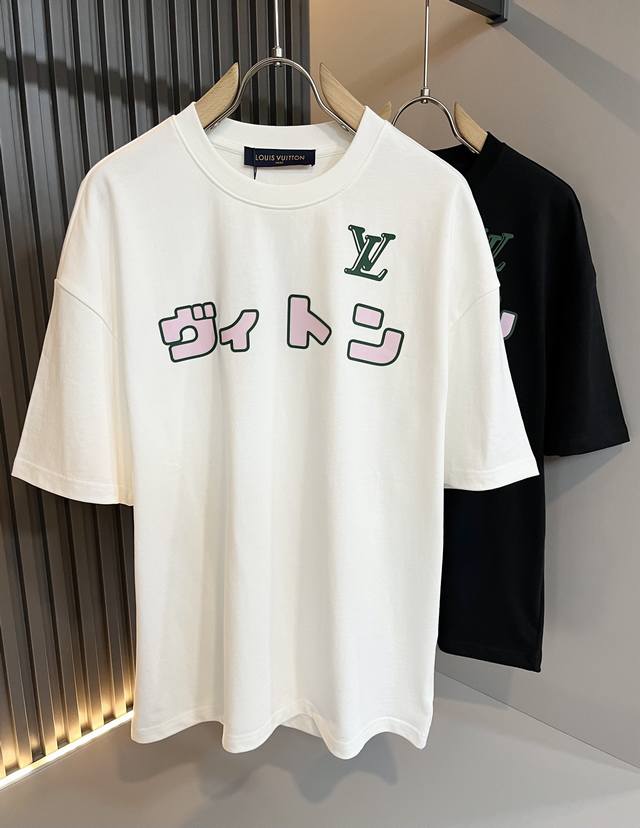 louisvuitt*路易*登 2025春夏全新系列单品上线，非常时髦前卫的一款男女同款短袖T恤，标识Logo图案压胶修饰！区别于以往的不同，宣示品牌传承多年的