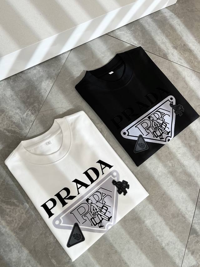 prad*A普*达2025春夏新款男女同款短袖T恤，最新款全网独家首上！！~既经典有时尚百搭，谁不爱啊，将经典再次展现，非常的耐看，自带低奢光环与辨识度！Pr*