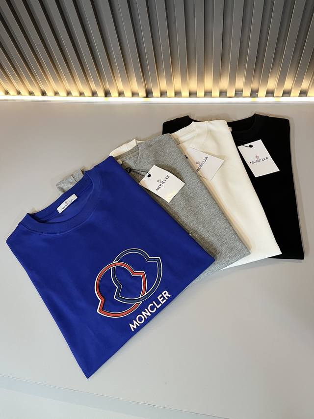 moncler蒙家 2025春夏最新男女同款贸易订单短袖T恤，全品相！！网红款！采用Logo图案皮革设计！上身舒适透气，不僵硬，整体有着丰富的立体感，品质出口订