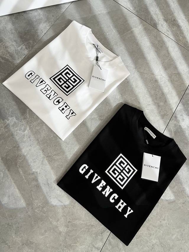 giv*Chy 纪*希2025春夏新款男女同款短袖T恤，主创时尚注入了全新时尚能量。通过探索各种题材和性感魅力，极具辨识度，引领全新街头时尚潮流。该款是G家独家