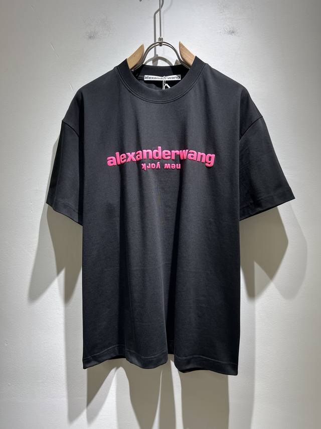 alexander Mcque*N亚历*大 麦昆2025春夏款男女同款短袖T恤。欧洲区域限定发售，重磅级尤物单品，官网在售系列。奢侈一线大牌的御用面料厂织造，原