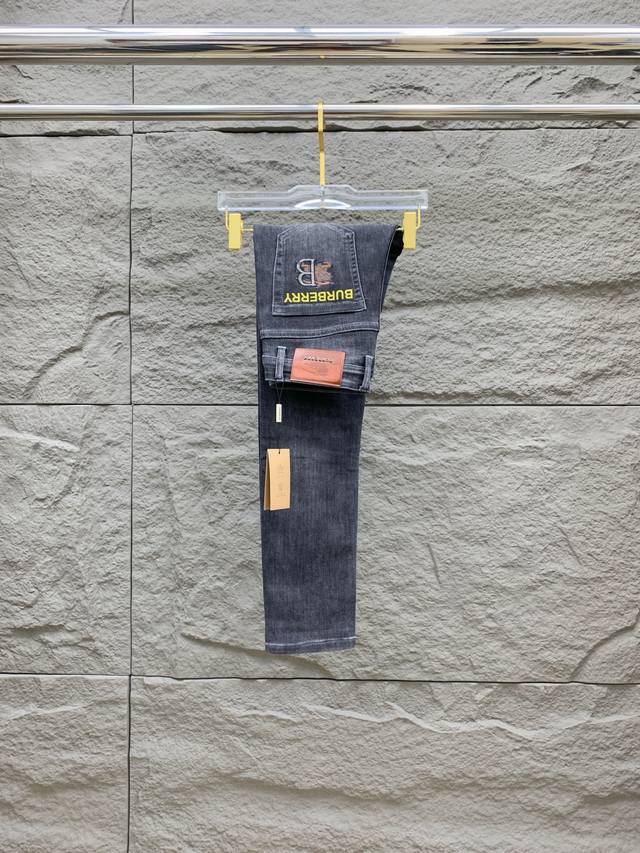 巴宝莉 新品 高端独家发售 25Ss四季款超燃炸街系列之最牛仔裤 独家隆重推出 原版定制高端品质面料 定制五金版型修身剪裁 面料带弹力 微弹上身舒适度超高 必爆