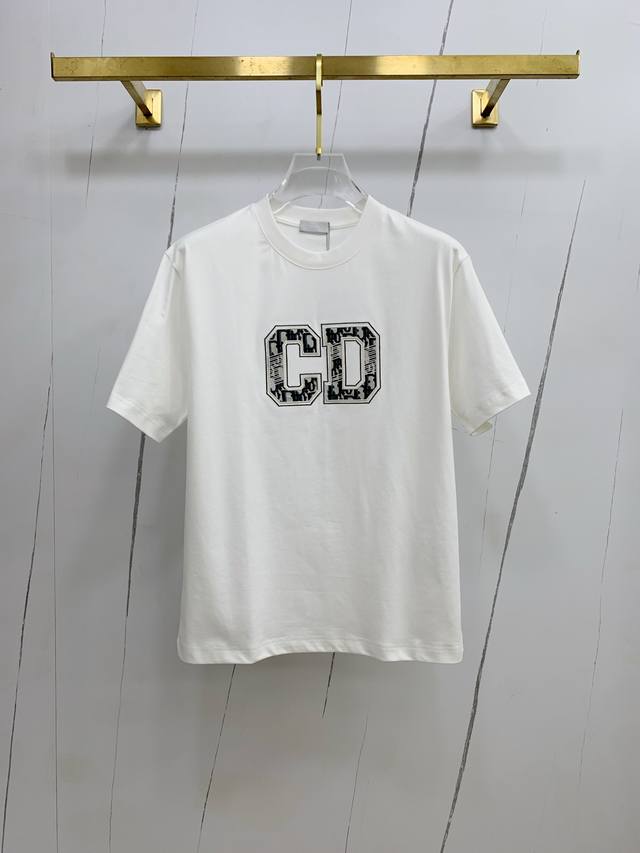 ss迪奥纯棉最新面料经典标识图案Logo时尚简约潮流短袖，最顶级的品质专柜原单短袖，顶级制作工艺进口面料，专柜款独特设计，采用进口高端订制面料。官网在售！面料版