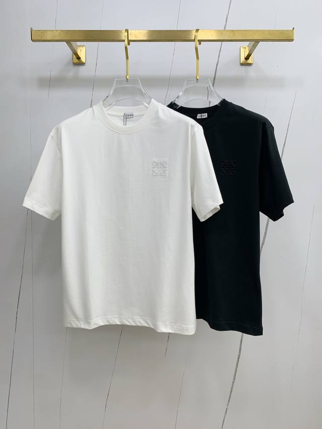 ss罗意威纯棉最新面料经典标识图案Logo时尚简约潮流短袖，最顶级的品质专柜原单短袖，顶级制作工艺进口面料，专柜款独特设计，采用进口高端订制面料。官网在售！面料
