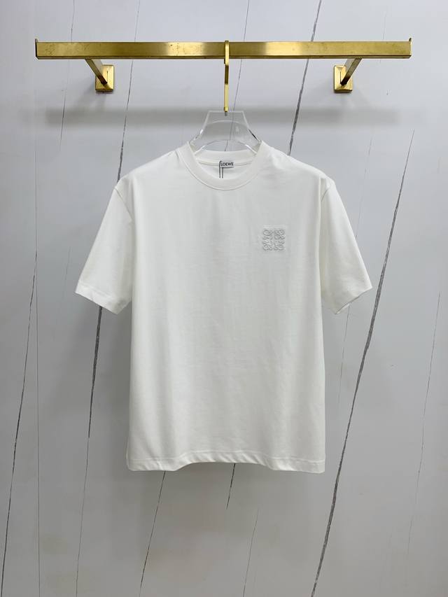 ss罗意威纯棉最新面料经典标识图案Logo时尚简约潮流短袖，最顶级的品质专柜原单短袖，顶级制作工艺进口面料，专柜款独特设计，采用进口高端订制面料。官网在售！面料