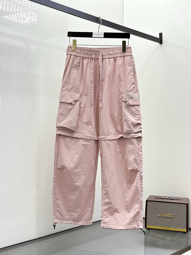 始祖鸟春夏25Ss休闲裤金典再次出现，原单订制高品质时尚休闲裤。超级百搭款。独家定制面料，挺阔有型，贴身舒适。原版定制专柜最新五金辅料。超靓版型、上身显腿修长，