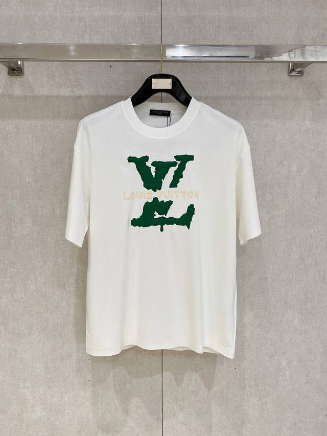 lv高定面料 250克纯棉 2025蛇年春夏专柜新品短袖时尚经典圆领短袖袖口下摆采用无痕设计 时尚单品设计，更加时尚舒适，高标准定制，上身非常有型，胸前品牌经典