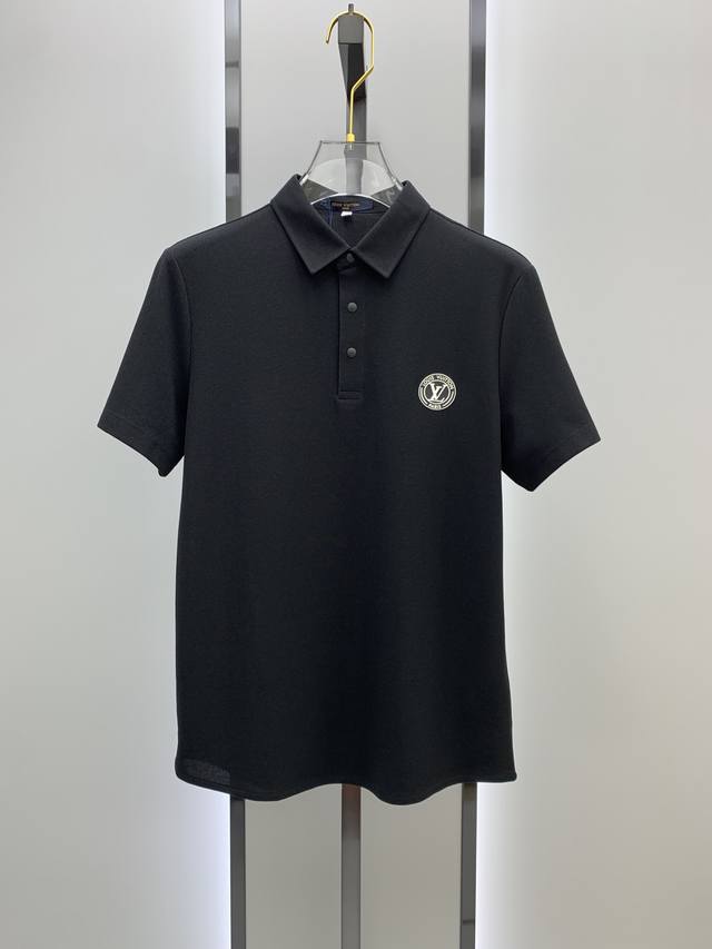 lv25Ss新款春夏短袖翻领T恤Polo，最高版本客供定制高端朱地面料简单时尚款，螺纹拼色螺纹配色超级好看！胸前始祖鸟贴标标识图案经典Logo简单大方的款式！满