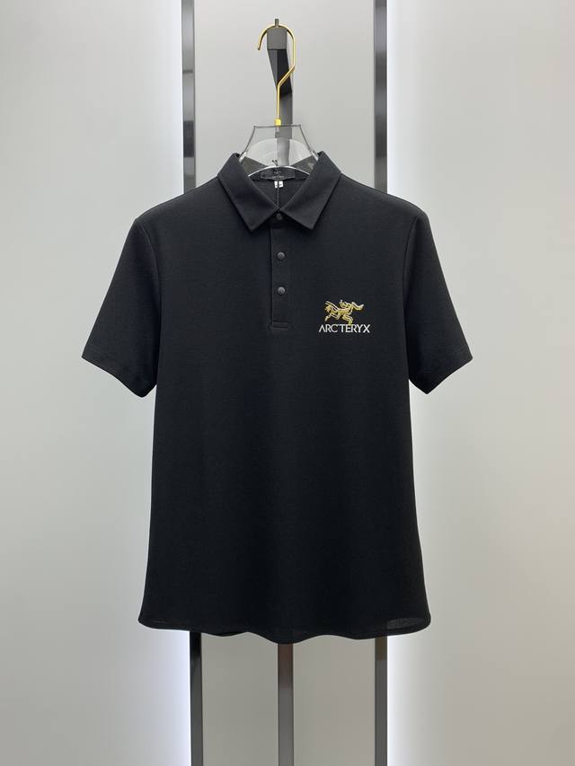 始祖鸟25Ss新款春夏短袖翻领T恤Polo，最高版本客供定制高端朱地面料简单时尚款，螺纹拼色螺纹配色超级好看！胸前始祖鸟贴标标识图案经典Logo简单大方的款式！