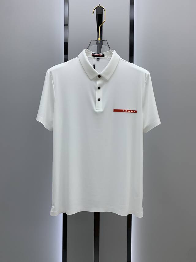 普拉达25Ss新款春夏短袖翻领T恤Polo，最高版本客供定制高端朱地面料简单时尚款，螺纹拼色螺纹配色超级好看！胸前始祖鸟贴标标识图案经典Logo简单大方的款式！