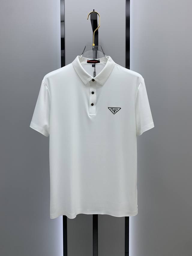 普拉达25Ss新款春夏短袖翻领T恤Polo，最高版本客供定制高端朱地面料简单时尚款，螺纹拼色螺纹配色超级好看！胸前始祖鸟贴标标识图案经典Logo简单大方的款式！