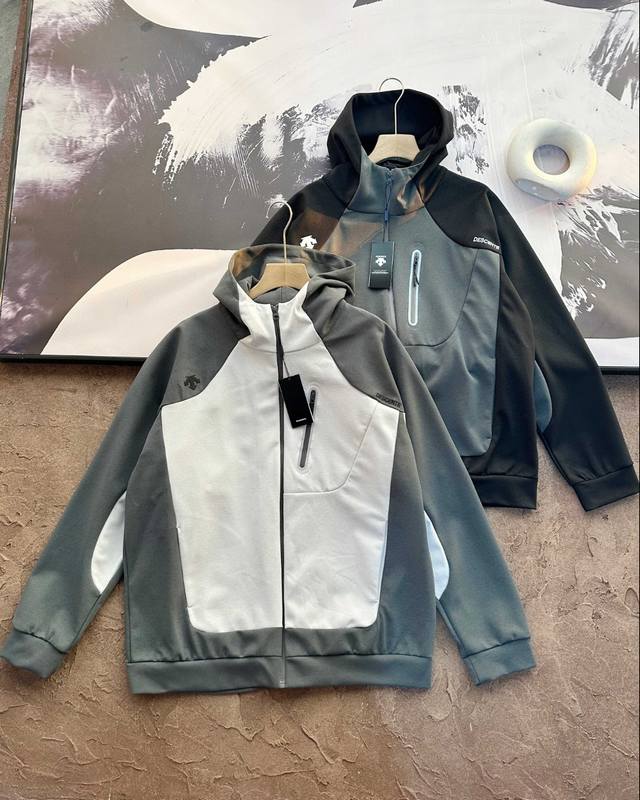 上新 Descente迪桑特25Ss户外运动撞色连帽外套 情侣款 -撞色设计 更显时尚 -右肩印花 左肩刺绣设计 增加辨识度 功能性运动外套 采用优质拉伸性面料