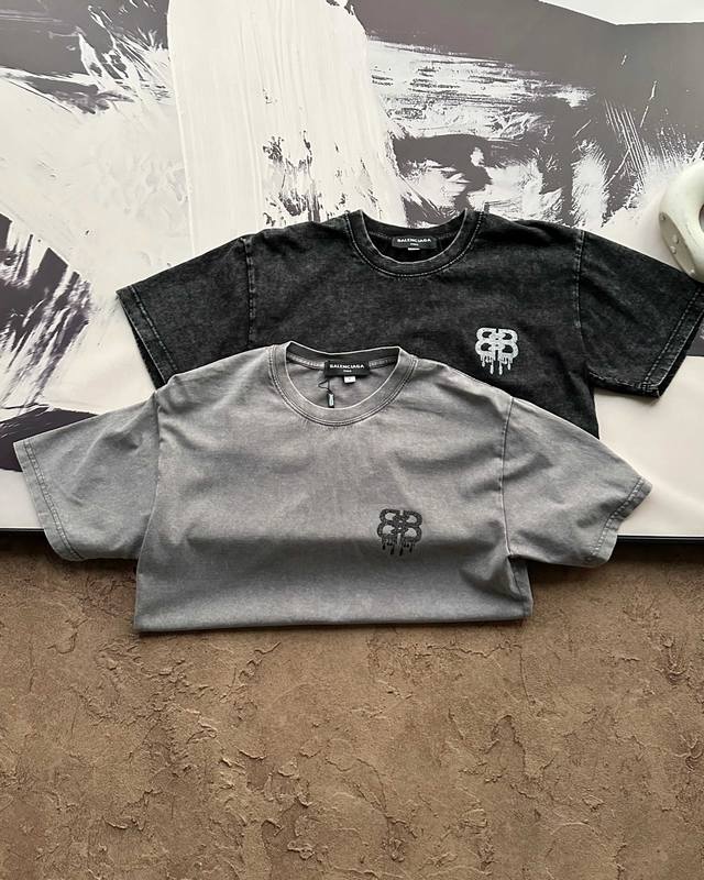 上新 balenciaga巴黎世家25Ss限量款烫钻水洗T恤 水洗做旧 这件短袖真是太帅气了 巴黎世家烫钻印花 贼有感觉 全身成衣二次水洗 多种工艺成本极高 成