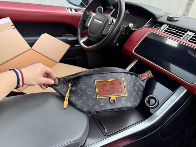 芯片版高端货 新款 Louis Vuitton Lv腰包 路易威登单肩斜挎包 M45220 Louis Vuitton 路易威登 Discovery 拉链开合