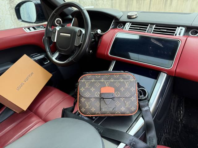 芯片版 高端货 新款 Louis Vuitton Lv单肩包 路易威登邮差包斜挎包 M46688 Louis Vuitton S Lock S Lock 经典老