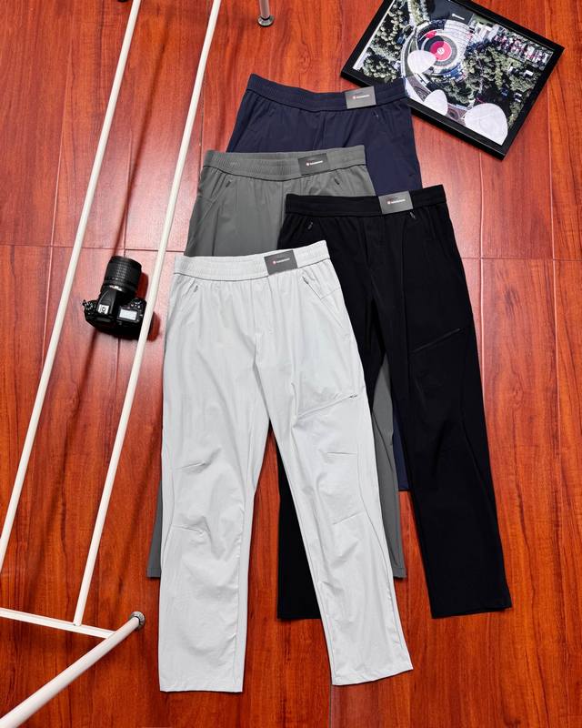 供 原单品质 可主推 lululemon 露露夏季速干休闲长裤 男士专属 日常通勤搭配首选 各种平替 4色重磅推出 都是简约百搭颜色 男士夏季速干功能性休闲裤