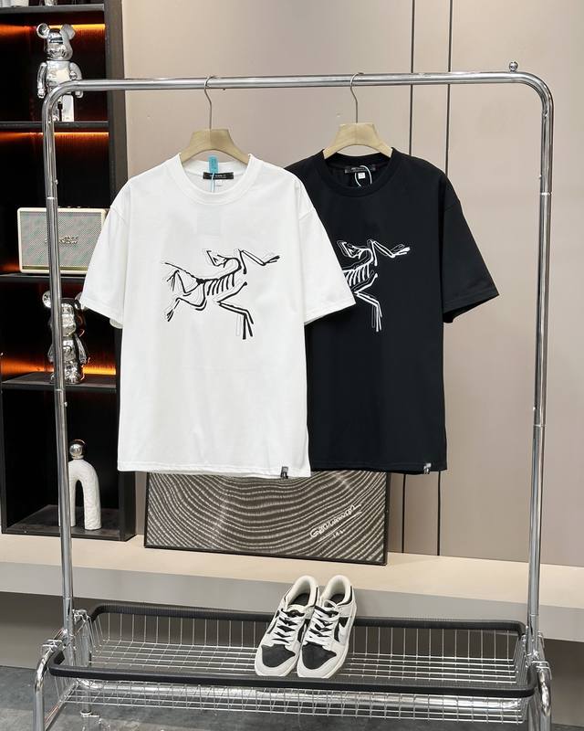 始祖鸟25Ss夏季新款胸前镂空重叠字母Logo情侣款短袖 超级经典的一款百搭T恤 男女同款 情侣可搭 店主强烈推荐 采用纯棉280G双纱面料 手感细腻柔软 亲肤