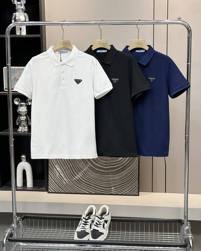普拉达25Ss夏季新款胸前金属三角标Logo翻领polo短袖T恤 三色选择 男女同款 情侣可搭 店主强烈推荐 采用高品质纯棉针织面料 上身舒适透气不闷热 简约百
