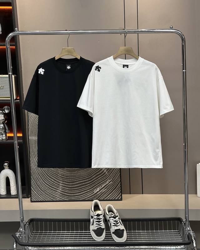 descente 迪桑特25Ss夏季新款后背镂空字母Logo情侣款短袖 迪家超级经典的一款百搭T恤 男女同款 情侣可搭 店主强烈推荐 采用纯棉280G双纱面料