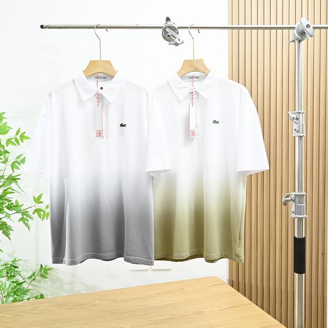 上新 米 款号 881333# lacoste 法国鳄鱼 2025夏季经典渐变色刺绣小鱼徽章情侣休闲翻领polo衫短袖 胸前经典Iogo标志 上身特别有层次 提