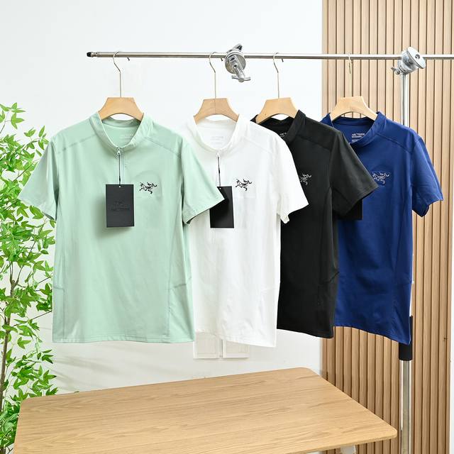 上新 款号 85305# 始祖鸟2025夏季男子立领刺绣半拉链短袖 跑步运动休闲T恤速干透气 采用超强弹力高端pro 升级版强力伸缩 重量比普通轻盈10% 具有