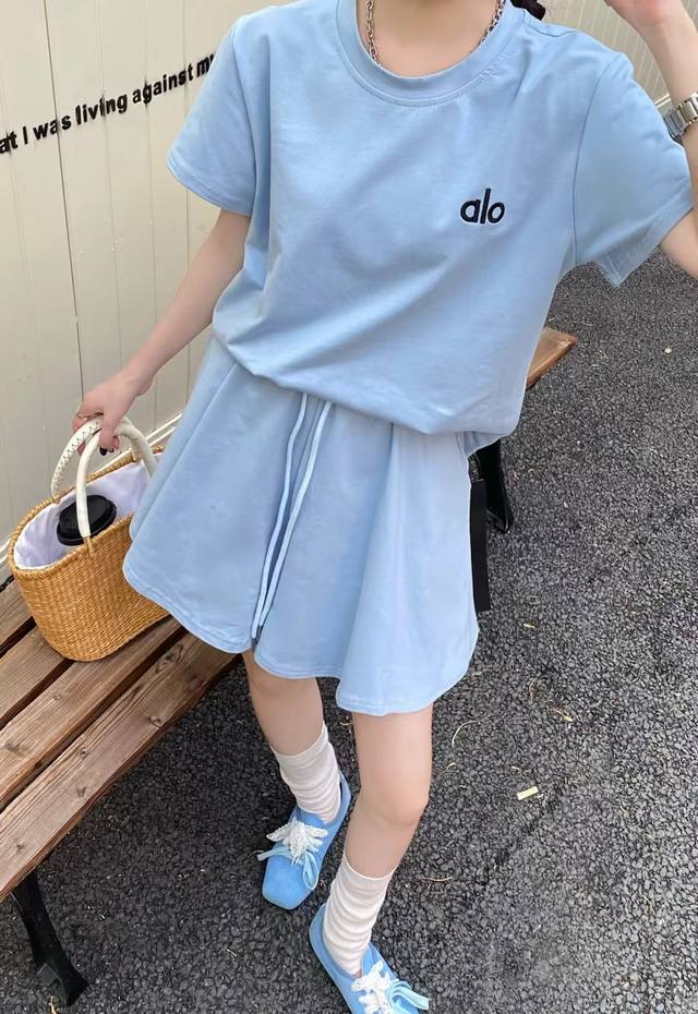 上新 一套 新款重工刺绣Logo奶蓝色短袖短裤套装 好看惨了奶蓝色好甜好显白 简单出门不费力穿搭 Chao显身材 alo重工绣花图案 立体又好看 短裤内里有衬超