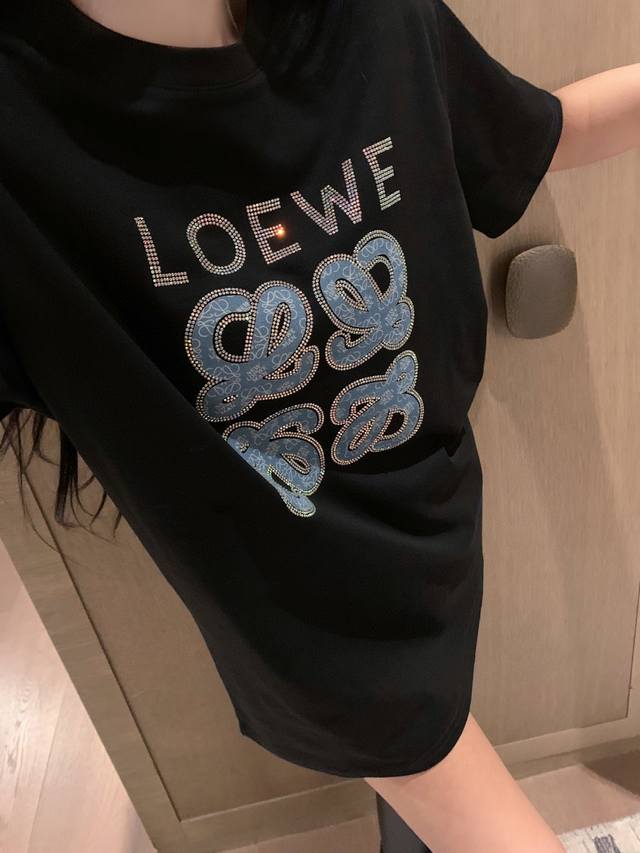 上新 Loewe paris罗意威新款贴布烫钻硅胶图案短袖T 好闪好喜欢做个Blingbling的女孩子 这个太绝了一整个爱住了 甜美又少女 可爱硅胶植绒烫钻L