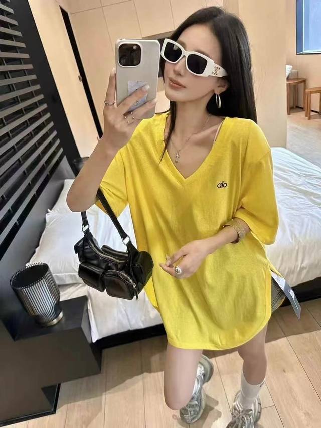 上新 Alo新款重工刺绣柠檬黄V领短袖T恤 人心黄黄Hah 心头爱慵懒黄色Tee 既有高级感又兼顾舒适度 按头安利 立体刺绣Logo很高级 轻松拿捏日常氛围 2